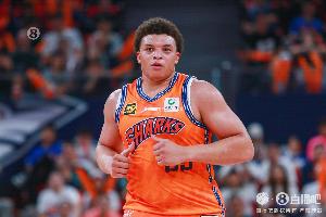 打得难受！洛夫顿仅出战27分钟累计两T被驱逐 拿13分4板4助5失误