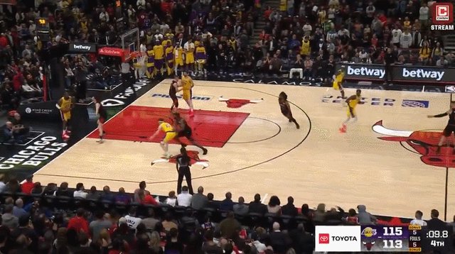 九游体育下载-连犯大错葬送比赛！湖人名宿炮轰詹姆斯：你在搞啥？